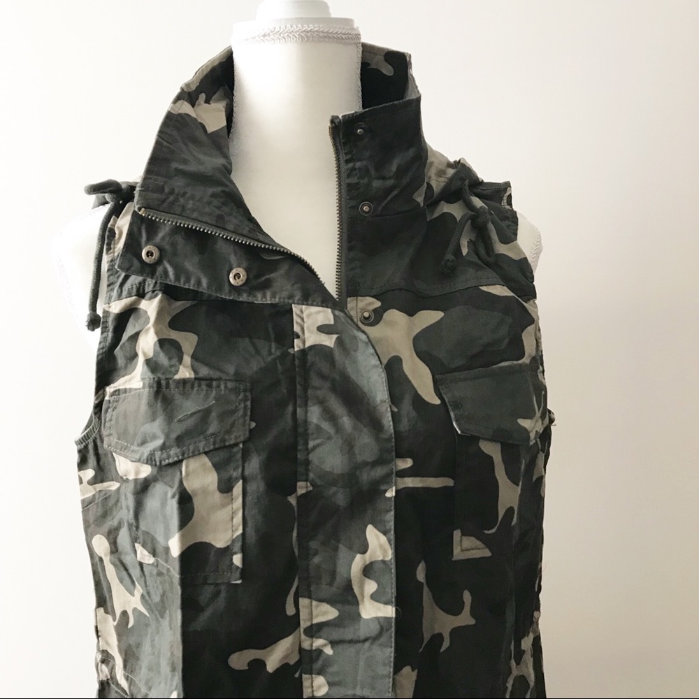 Camouflage Hooded Utility Vest - Picture 4 of 6